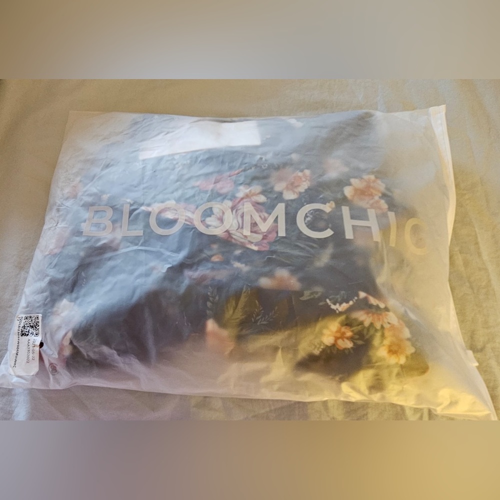 BloomChic Floral ruffle flutter sleeve midi dress. Navy background. Size 10. NWT - Picture 8 of 8